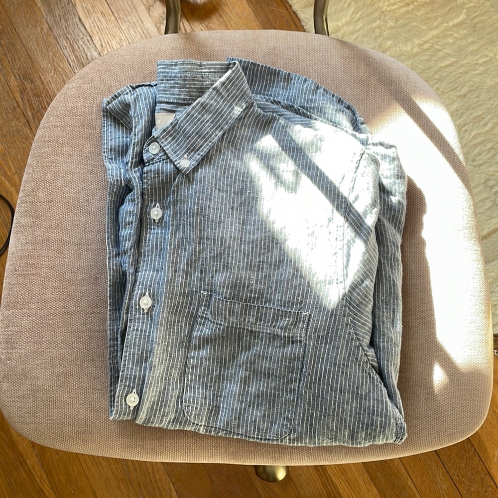 Everlane (Men’s medium) shortsleeve button down linen shirt - great condition.